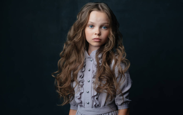 Piękna dziewczynka w luksusowej sukience fryzura Studio - Zdjęcie, obraz