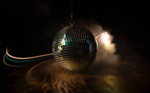 Πολύχρωμο ντίσκο καθρέφτη μπάλα φώτα νυχτερινό κέντρο φόντο. Το πάρτι φωτίζει την ντίσκο. Επιλεκτική εστίαση - Φωτογραφία, εικόνα