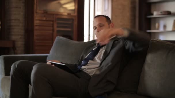 Smiling businessman with tablet - Felvétel, videó