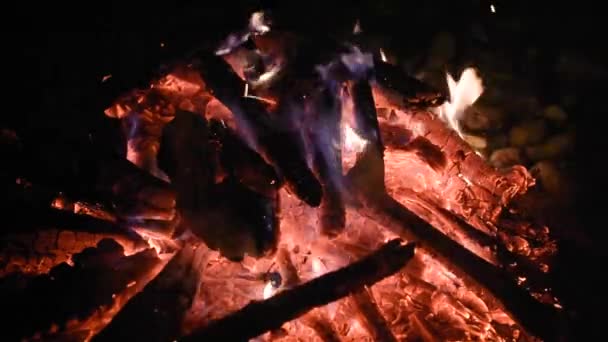 Nachtfeuer am Gebirgsfluss - Filmmaterial, Video