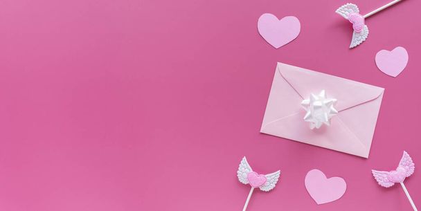 Corazones rosados, toppers, sobre con letra sobre fondo rosado. Banner de San Valentín. - Foto, imagen