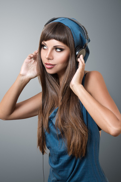 Girl listening music in headphones - Fotoğraf, Görsel