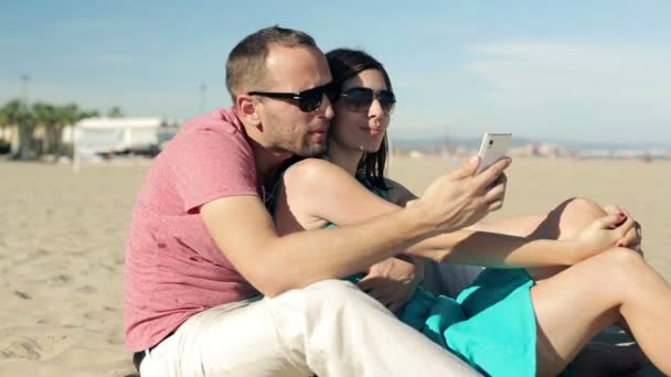Couple taking photo with cellphone - Materiał filmowy, wideo