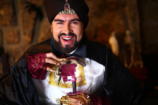 神秘的なランプを保持魔術師の服を着たイスラム教徒の髭男のクローズアップ肖像画 - 写真・画像