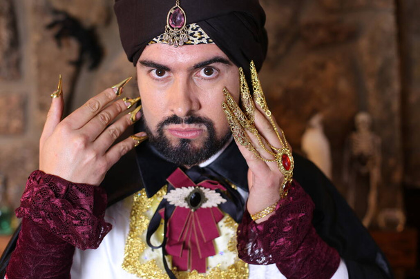 魔術師の服の中にイスラム教徒の髭の男のクローズアップ肖像画屋内 - 写真・画像