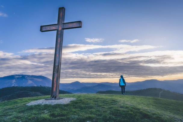Kříž na vrcholu hory při západu slunce, slunečná alpská krajina, Marche region, Itálie - Fotografie, Obrázek