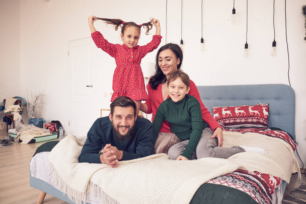 Κοντινό πορτρέτο της χαριτωμένης χαρούμενης οικογένειας ξαπλωμένη στο σπίτι, έννοια της αγάπης - Φωτογραφία, εικόνα