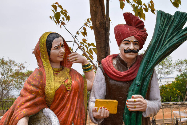Статуя старої індійської пари, одягненої в традиційний одяг. Вона показує індійську культуру.. - Фото, зображення