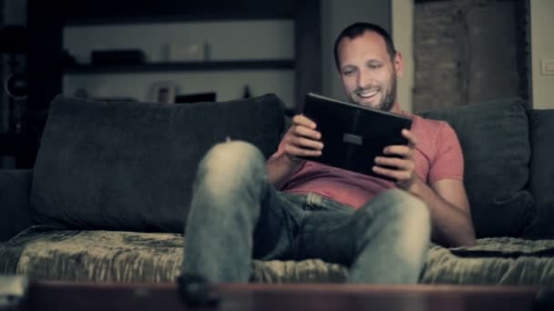 Man playing on tablet - Felvétel, videó