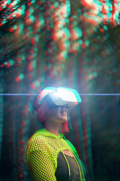 Kobieta wchodzi w wirtualną rzeczywistość używając gogli wirtualnej rzeczywistości. Obraz z efektem usterki. - Zdjęcie, obraz