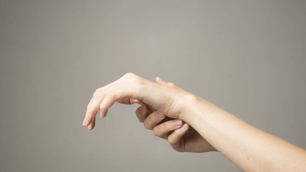Symptome der Parkinson-Krankheit. Nahaufnahme von zitternden (zitternden) Händen von Patientinnen mittleren Alters mit Parkinson. Psychische Gesundheit und neurologische Störungen. - Foto, Bild