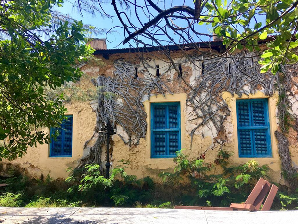 Fassade eines alten malerischen Gebäudes auf einer Insel in Sansibar - Foto, Bild