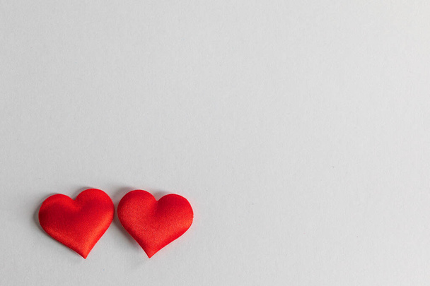 Valentýn dvě červená hedvábí srdce na bílém pozadí, koncept lásky - Fotografie, Obrázek