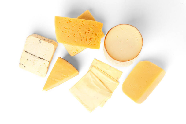 Beyaz arkaplanda izole edilmiş peynir. - Fotoğraf, Görsel