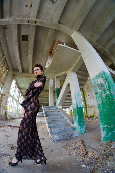 Schönes Mode-Model posiert in verlassenem Gebäude - Foto, Bild