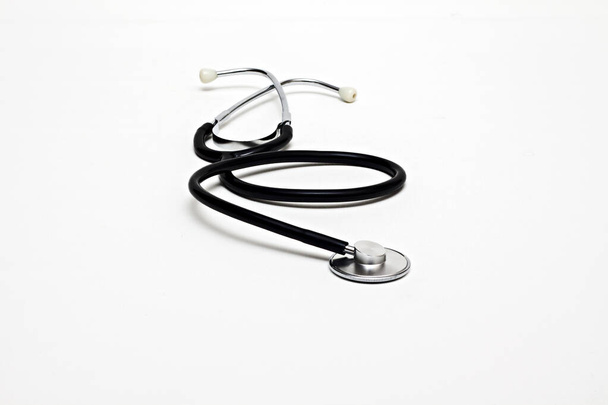  Stethoskop auf weißem Hintergrund. Gesundheitskonzept. - Foto, Bild