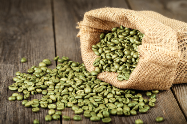 Granos de café verdes en bolsa
 - Foto, imagen
