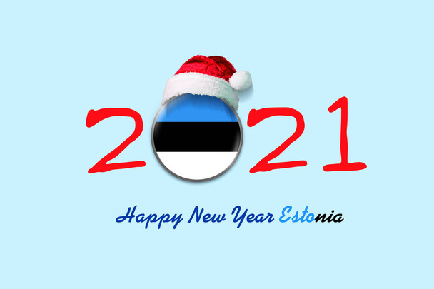 2021. Feliz Año Nuevo Estonia. Bandera de Estonia en una insignia redonda, y en un sombrero de Santa. Ilustración 3D. Aislado sobre un fondo azul claro. Elemento de diseño. Fondo festivo. - Foto, imagen