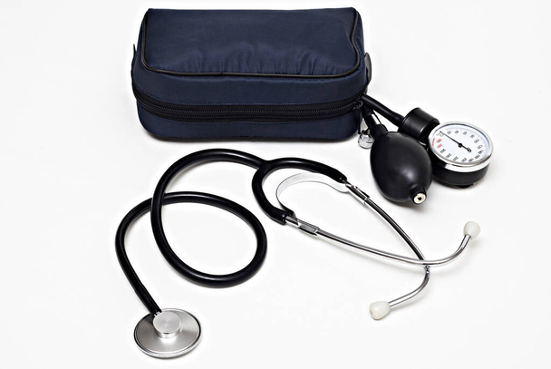Stetoskop ve sphygmomanometre. Tıbbi destek ekipmanları. Sağlık kavramı. - Fotoğraf, Görsel