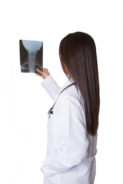 Жінка-лікар розглядає рентгенівську плівку. Екзаменаційна зала в лікарні. Медицина та концепція охорони здоров'я
. - Фото, зображення