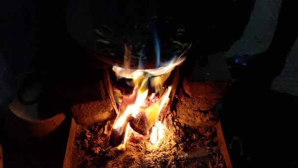 Ländliche Küche. Traditionelle Öfen aus Lehm, die von den Bewohnern des ländlichen Indiens verwendet werden und mit Holz befeuert werden - Foto, Bild