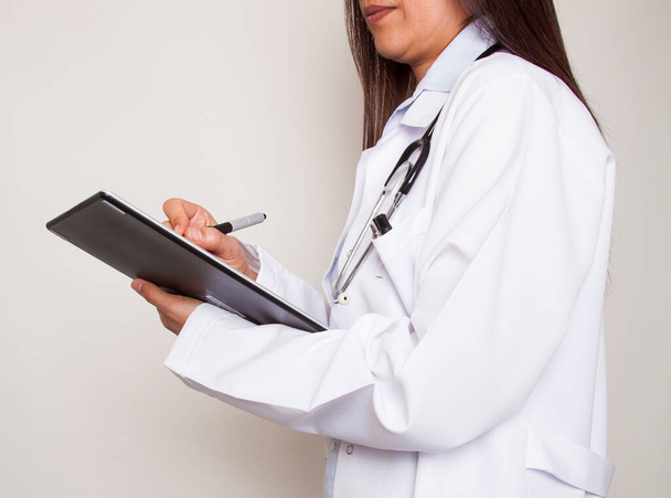 Медицинская концепция и концепция здравоохранения - женщина-врач в больнице в кабинете обследования. - Фото, изображение