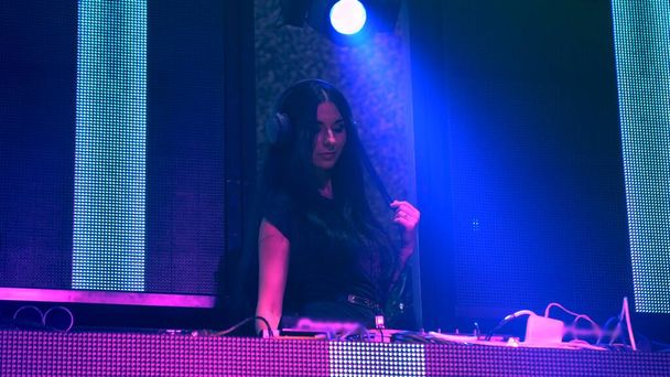 DJ disko gece kulübünde tekno müzik eşliğinde sahnede. - Fotoğraf, Görsel