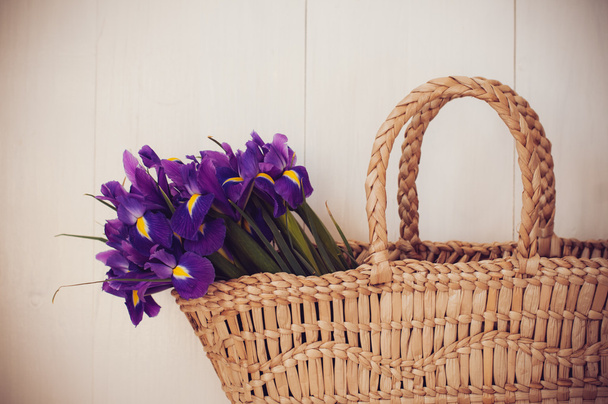 плетеная корзина с весенними цветами
 - Фото, изображение