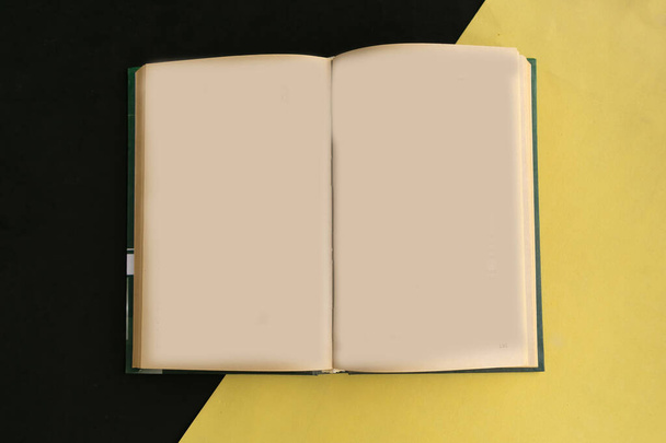 Livre de maquettes ouvert sur fond géométrique jaune et noir, concept minimal - Photo, image