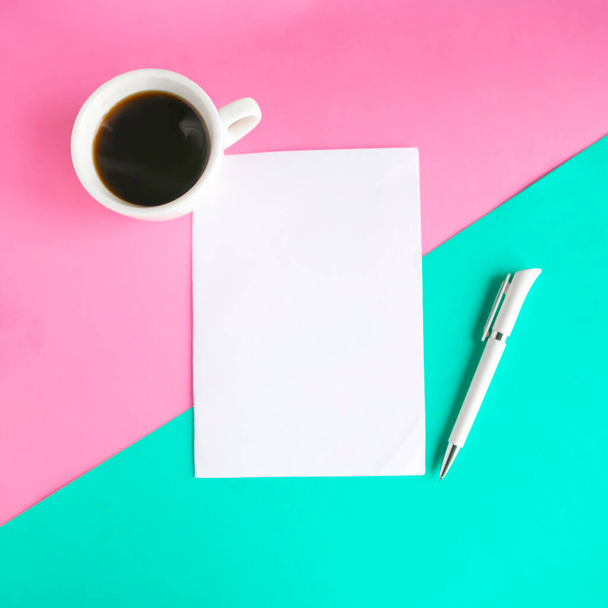 Кофейная чашка и белый макет пустой на цветном геометрическом фоне, шаблон для дизайнера - Фото, изображение
