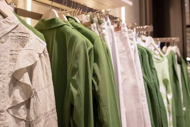 Колекція жіночого одягу на вішалках у магазині. концепція свідомого споживання та переробки речей
. - Фото, зображення