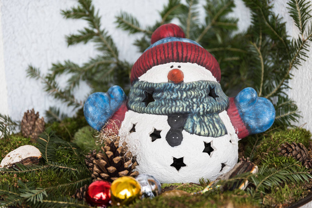 Снеговик ярко окрашен как наружное украшение для освещения - Рождество - Фото, изображение
