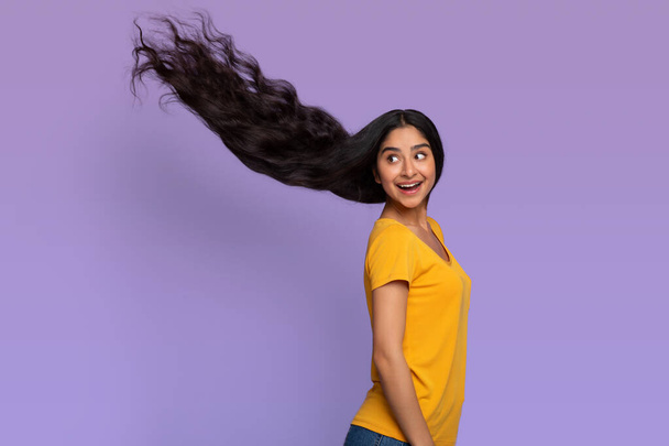 Mujer india posando con el pelo volador oscuro largo y saludable - Foto, imagen