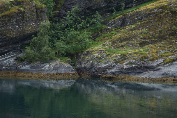Geiranger vuono, Kaunis luonto Norja. Se on 15 kilometrin (9.3 mi) pitkä oksa Sunnylvsfjordenin edustalla, joka on Storfjordenin (Great Fjord) haarakonttori.). - Valokuva, kuva