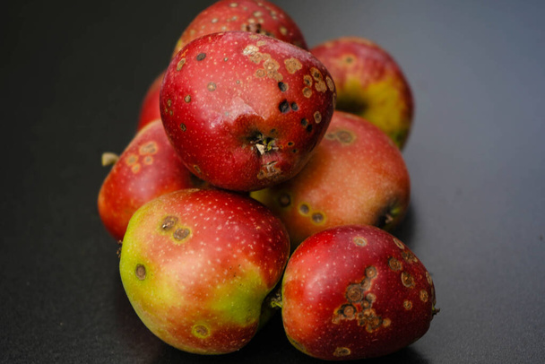 стопка яблук з хворобою яблучного лопуха
 - Фото, зображення
