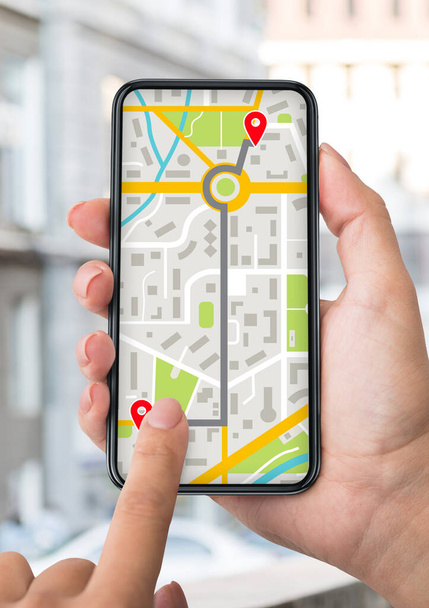 Şehirdeki navigasyon için akıllı telefondaki çevrimiçi harita uygulamasını kullanan kadın - Fotoğraf, Görsel