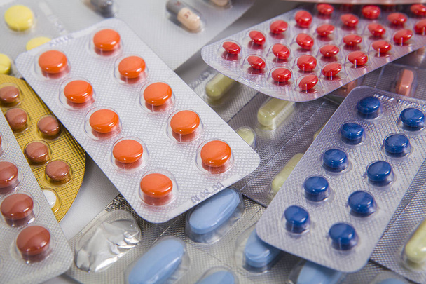 Algunas tabletas de medicamentos sobre un fondo blanco. Surtido de píldoras de medicina farmacéutica. - Foto, imagen