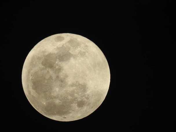 Closeup of Real and Natural Full Moon in the Sky à noite em Bangalore, Karnataka, Índia em um fundo preto - Foto, Imagem