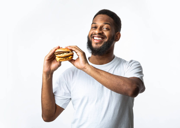 Usmívající se černoch drží nezdravé Burger, Studio Shot - Fotografie, Obrázek