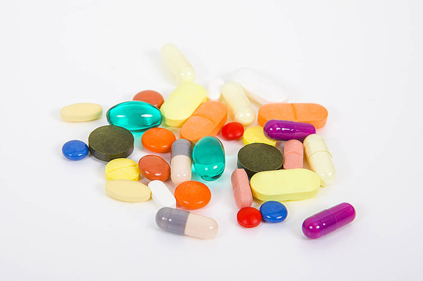  Uma pilha de comprimidos para medicamentos. comprimidos coloridos e cápsulas. - Foto, Imagem