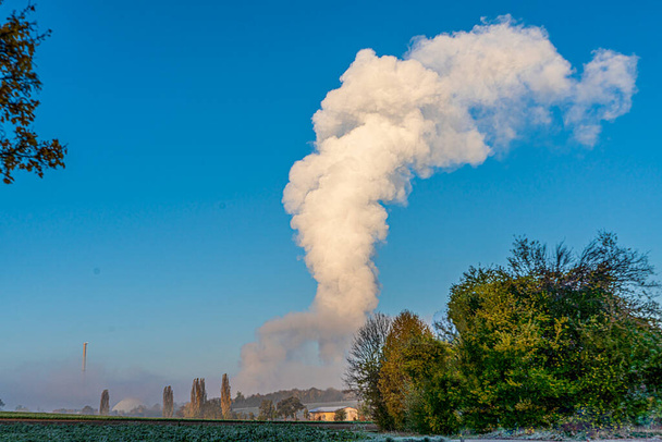 発電所の冷却塔の上の蒸気の雲 - 写真・画像