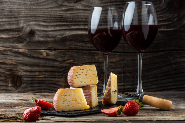 Červenou sklenici vína a italský sýr. catering, banner, menu, recept, místo pro text. - Fotografie, Obrázek