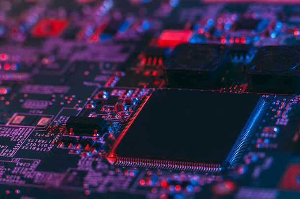 Concepto de tecnología de hardware en luz de neón. Placa base en luz azul-roja. Componente informático. Fotografía oscura.Neon Colors.Procesador de GPU. CPU - Foto, Imagen