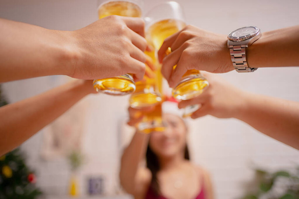 Крупный план группы друзей-азиатов, держащих стакан пива. - Фото, изображение