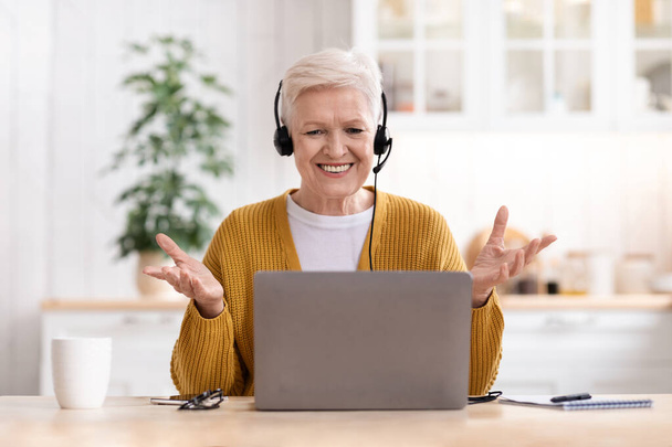 Szczęśliwa staruszka korzystająca z laptopa, dzwoniąca wideo - Zdjęcie, obraz