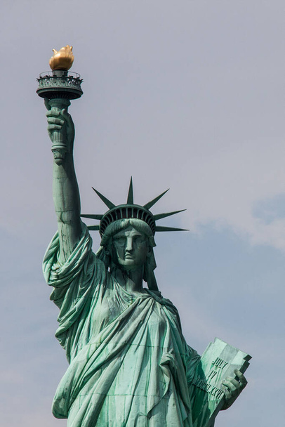 ニューヨークのポストカード:自由の女神のクローズアップ、スタテンアイランドフェリーからの眺め - 写真・画像