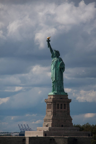 Ansichtkaarten uit New York City: Vrijheidsbeeld, Liberty Island, uitzicht vanaf de veerboot - Foto, afbeelding