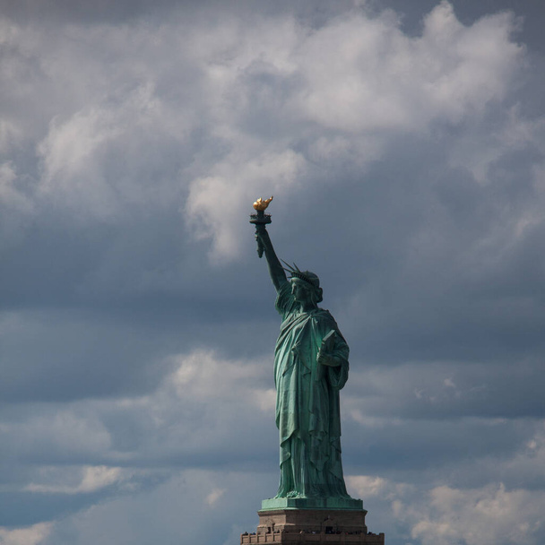 Cartoline da New York: Statua della Libertà, Liberty Island, vista dal traghetto - cornice quadrata - Foto, immagini