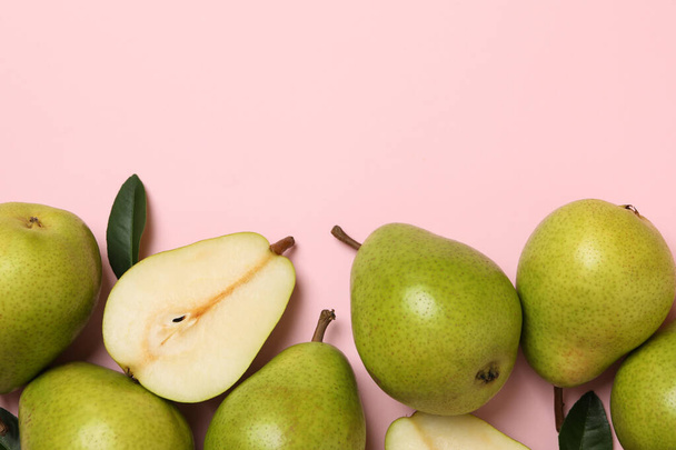 Fresh green pears on pink background, top view - 写真・画像