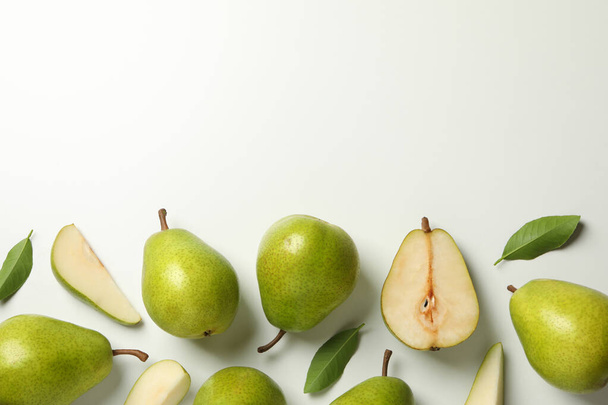 Tuoreet vihreät päärynät valkoisella taustalla, ylhäältä - Valokuva, kuva
